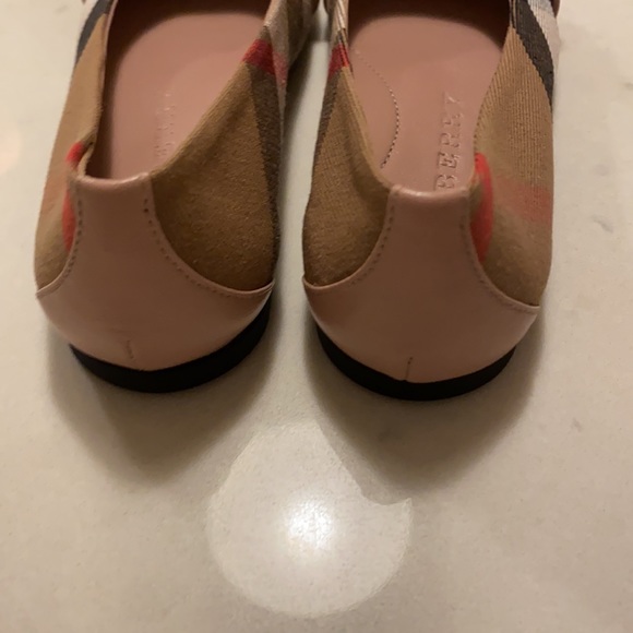 Beautiful Burberry flats for girls.  European size 27 - Picture 4 of 7